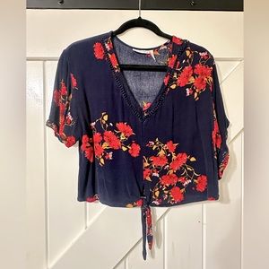 LUQ medium cropped navy floral top